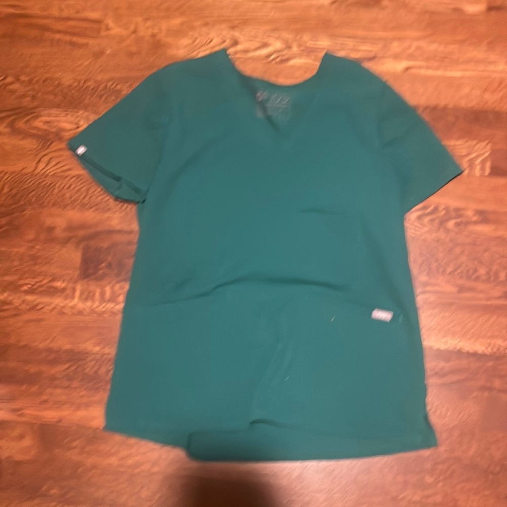 Women’s figs scrub top, size M